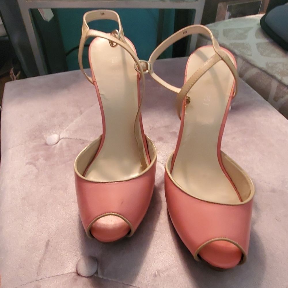 Salmon colored Nine West slingback